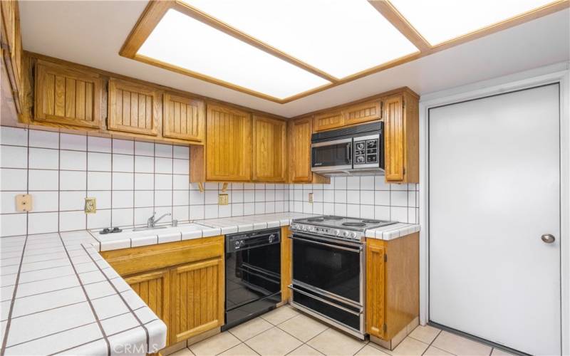 Tiled kitchen with all electric appliances