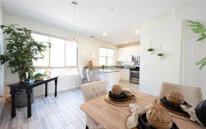 OPEN FLOORPLAN - Breakfast bar/nook area