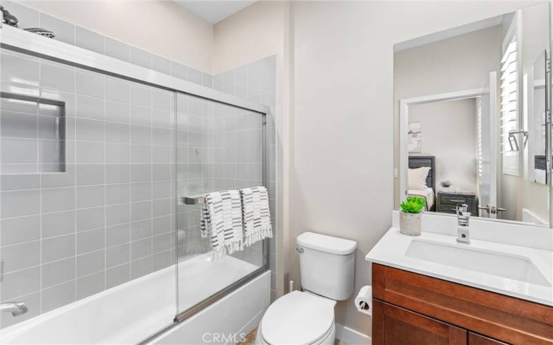 2nd en-suite bathroom with shower and bath tub