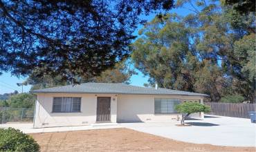 Huge frontyard ,lots of space for your dream yard.