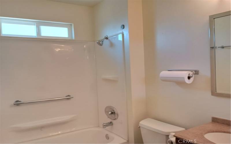 good size bathroom and shower tub