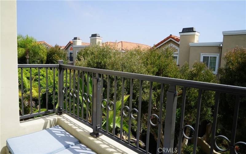 Peek a boo view of ocean from upstairs balcony