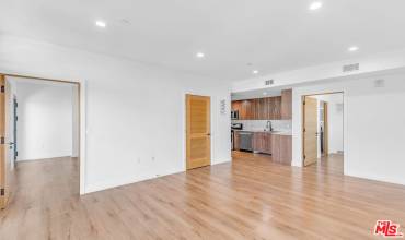 1525 N Hobart Boulevard 401, Los Angeles, California 90027, 3 Bedrooms Bedrooms, ,3 BathroomsBathrooms,Residential Lease,Rent,1525 N Hobart Boulevard 401,24446231