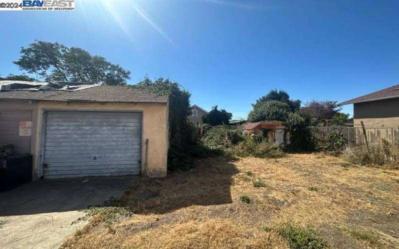 DETTACHED GARAGE ONE COMMUN WALL WITH NEIGHBOR