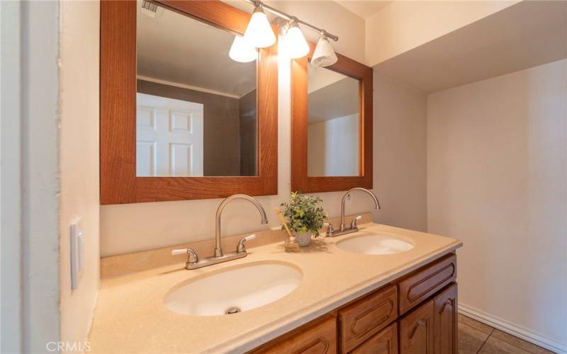 Double vanity in Bathroom #2