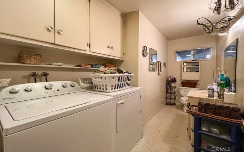 Laundry room w/ 2nd bathroom