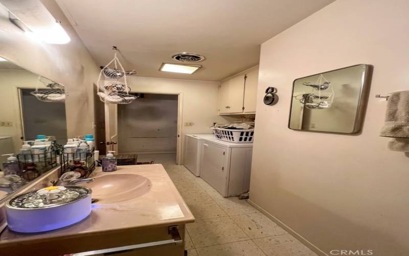 2nd bathroom w/ laundry room