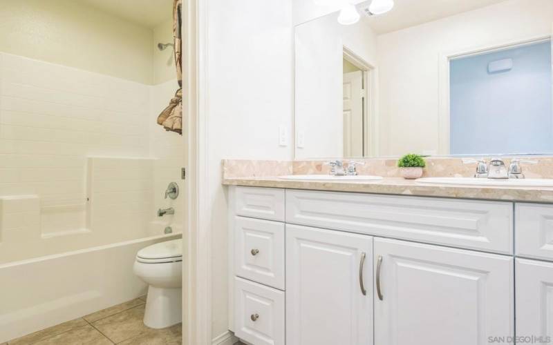 Dual sinks with full bathtub/ shower combination, Piedrafina Marble countertop