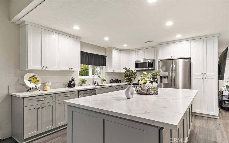 Gorgeous Kitchen w/ Large Island