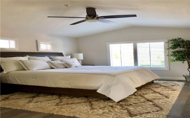 Master Bedroom Upstairs with large flatscreen TV sono sound!