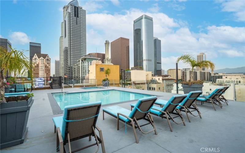 Relaxing Roof Top Pool