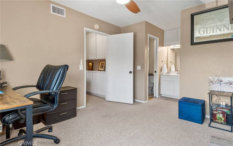 1st Primary suite, Walk in Closet & Shower/Tub Combo