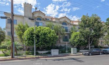 10604 Valley Spring Lane 303, Toluca Lake, California 91602, 2 Bedrooms Bedrooms, ,2 BathroomsBathrooms,Residential Lease,Rent,10604 Valley Spring Lane 303,SR24203573