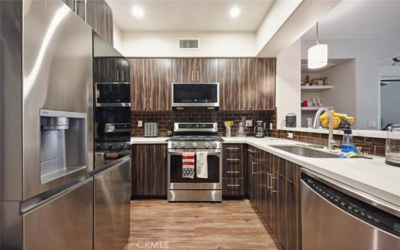 Kitchen with countertop bar/breakfast area