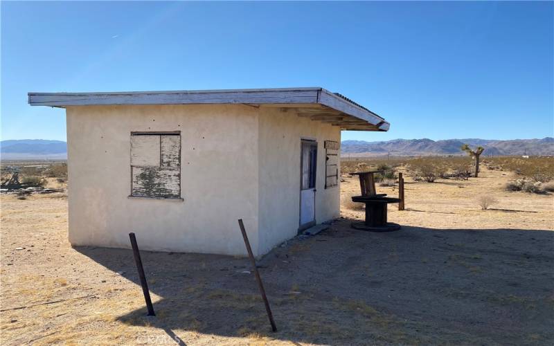 Located a short drive from the Village of Joshua Tree, the Joshua Tree National Park, and the abundant BLM Public Lands