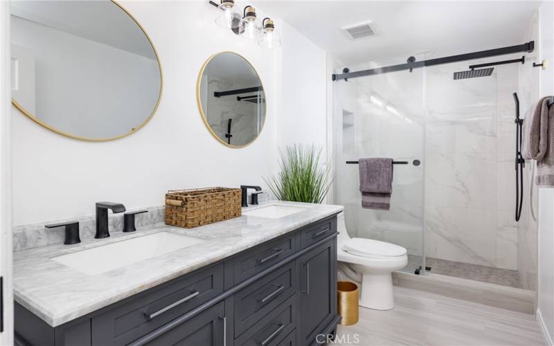 Another bathroom with double sinks