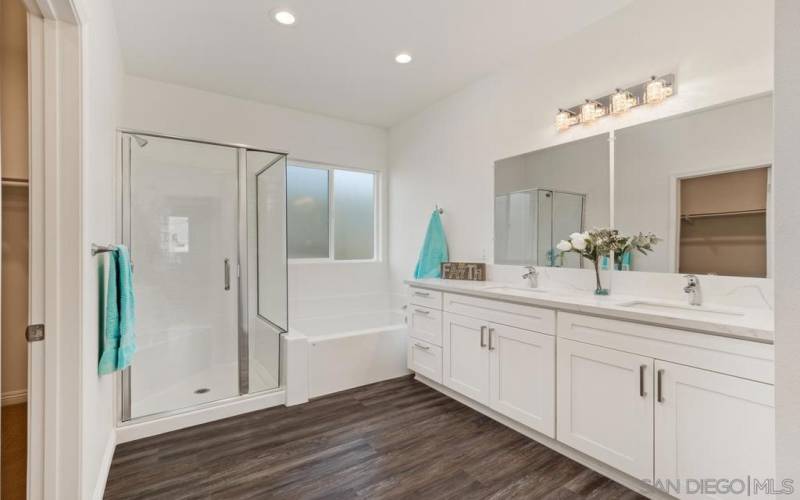 Large and super nice primary ensuite.  And if you look to the very left of the picture you see the entrance to the nice and large walk in closet.  And there is a private watercloset too.