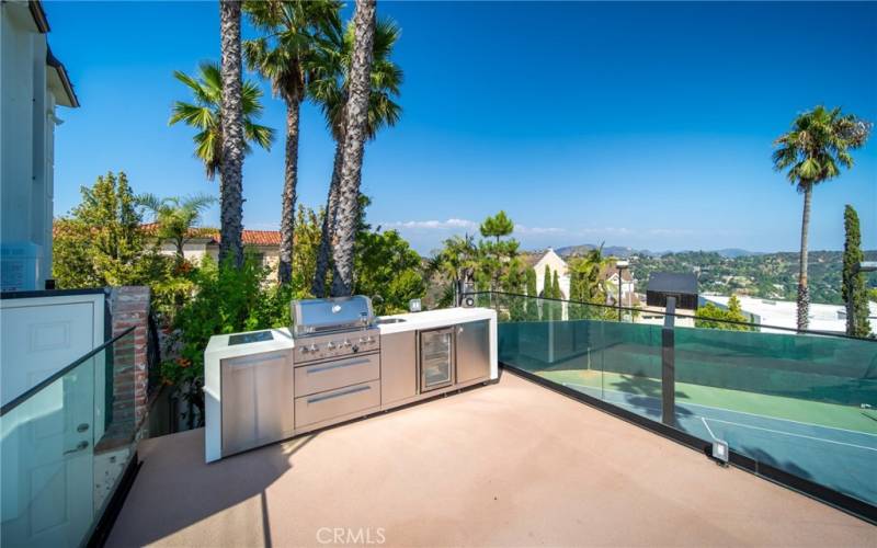 Outdoor kitchen with BBQ, fridge, sink and burner