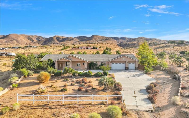 Triple apron driveway with ample parking beside the driveway.