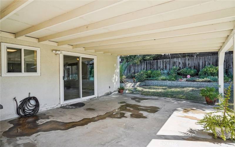 Large covered patio off the kitchen