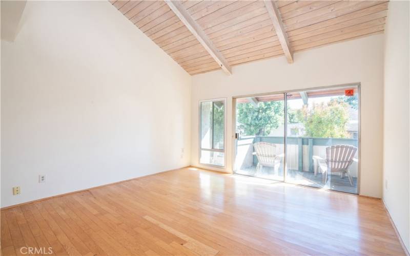 Living room, with sliding glass door that lead to the balcony.