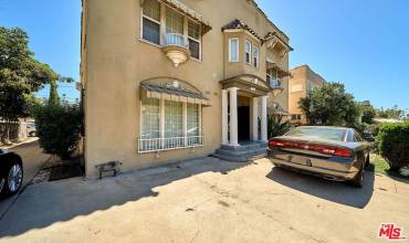 1414 S Bronson Avenue, Los Angeles, California 90019, 2 Bedrooms Bedrooms, ,1 BathroomBathrooms,Residential Lease,Rent,1414 S Bronson Avenue,24430341