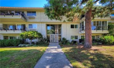 2392 Via Mariposa W 2C, Laguna Woods, California 92637, 2 Bedrooms Bedrooms, ,1 BathroomBathrooms,Residential,Buy,2392 Via Mariposa W 2C,OC24183838