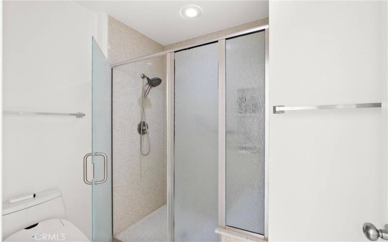 Walk-in shower for bedroom 1