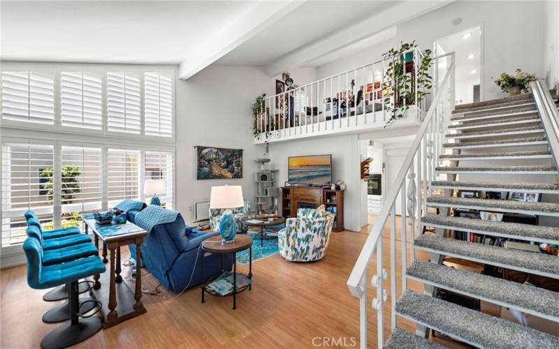 Living Room w/vaulted ceilings