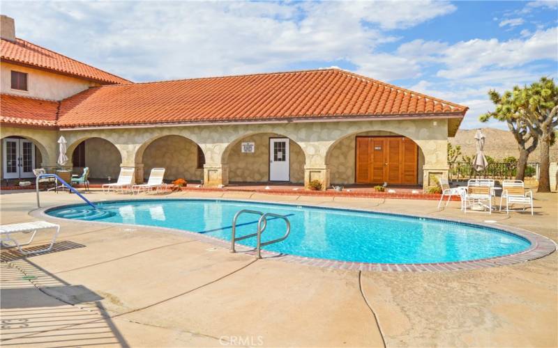 Another look at the inviting pool with desert views in the distance