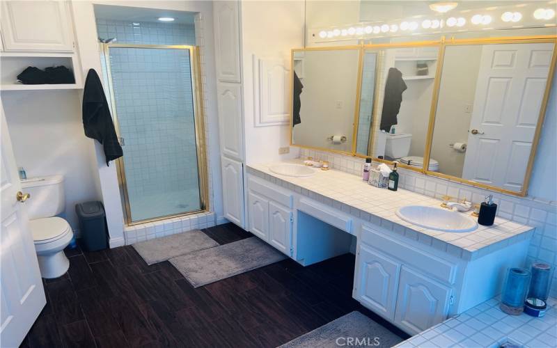 Master bath dual sinks and large shower with built-in seating