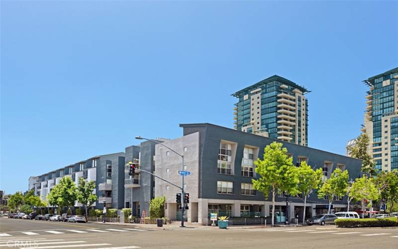 Wonderful low rise building in the heart of the Marina