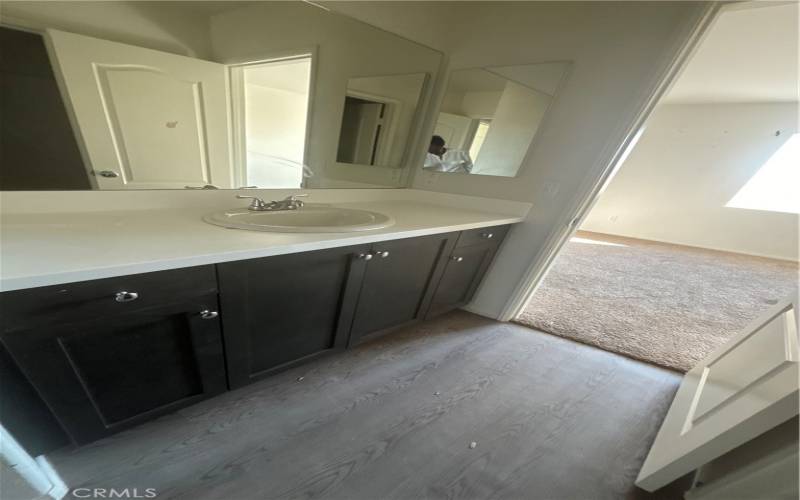 Middle bath room between bedrooms