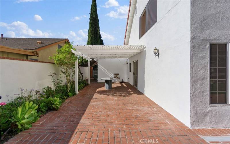 Sideyard & Covered Patio