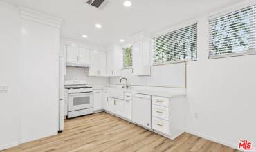 1842 S Curson Ave, Los Angeles, California 90019, 2 Bedrooms Bedrooms, ,Residential Lease,Rent,1842 S Curson Ave,24446727