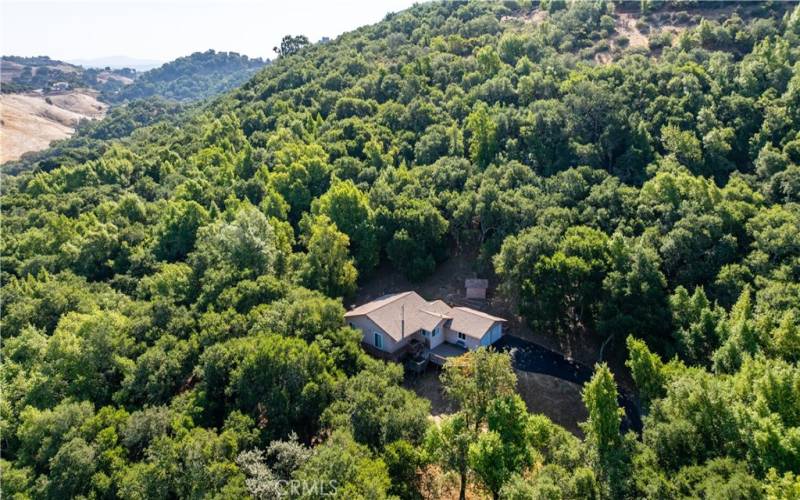 The home is located in the Frog Mountain area and it offers a divine sense of intimacy.