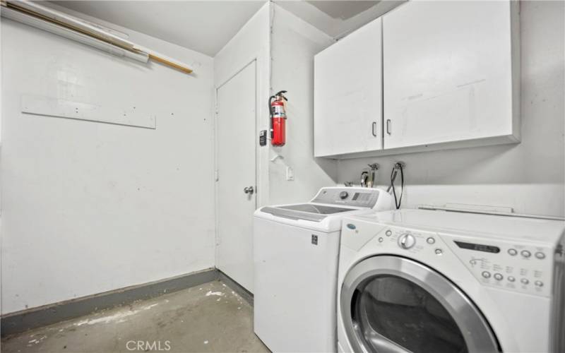 Full size laundry units in garage.