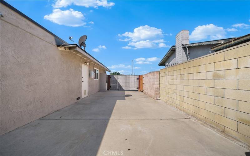 Sideyard room for RV parking