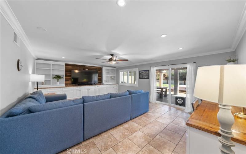 Family room w/custom built ins