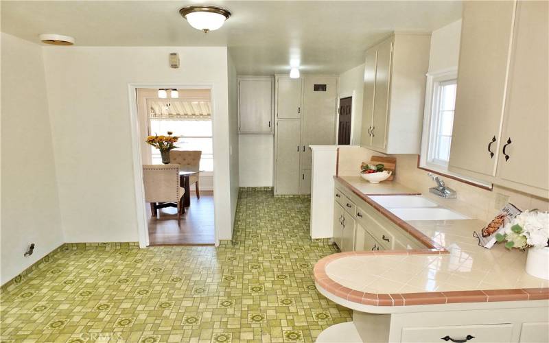 Kitchen looking toward dinning