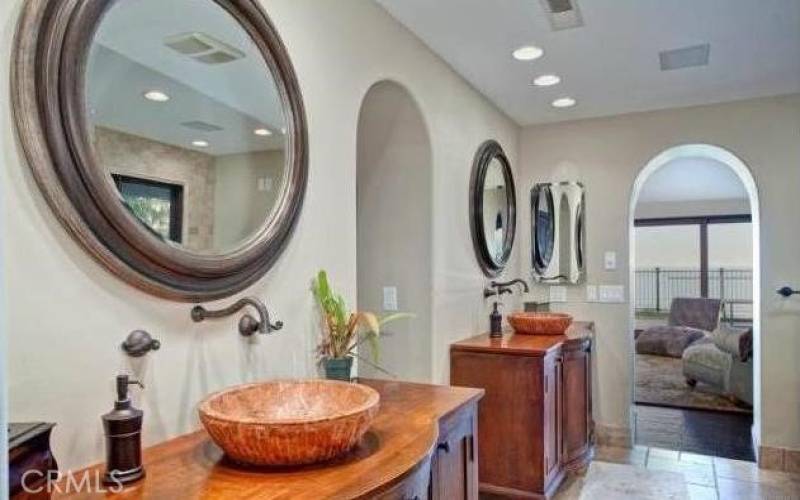 Double sinks in main bedroom.