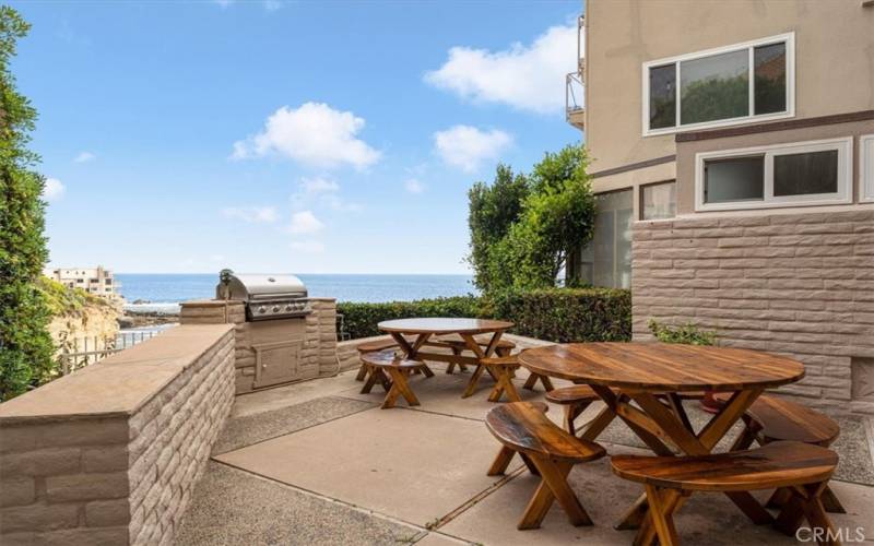 BBQ & Picnic area 

overlooking Table Rock Beach