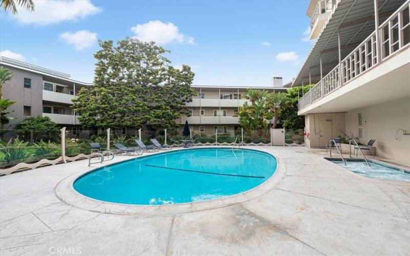 Heated Pool & Jacuzzi