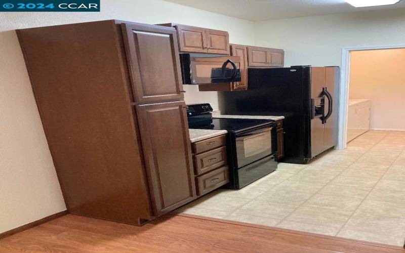 Ample Kitchen Cabinets