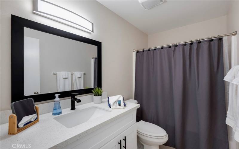 Hallway bathroom with tub/shower