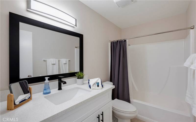 Hallway bathroom with tub/shower