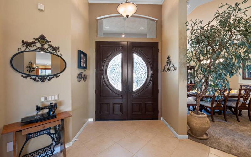 12-Ft Entry Ceiling with Transom Window