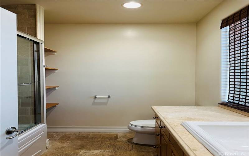 Master bath w/linen shelf