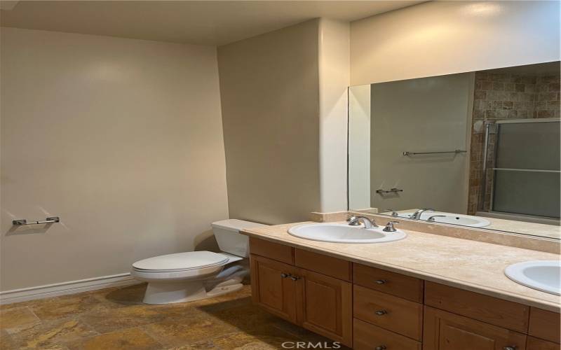 Hallway bath w/double vanity