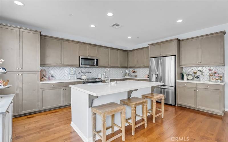 Kitchen with large island